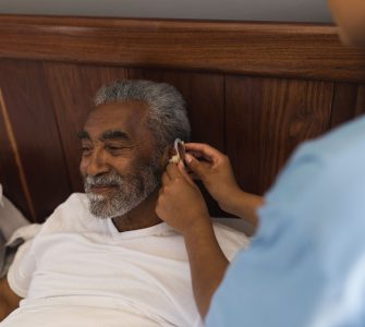 Mann mit Hörgerät im Bett