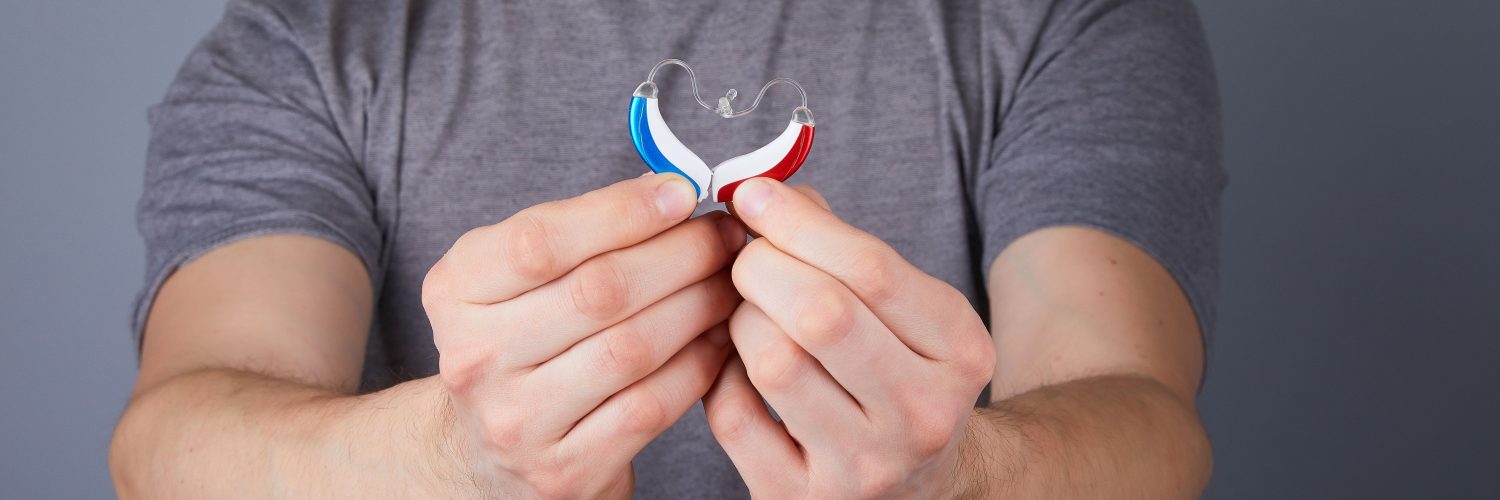 Bild: Farbige Hörgeräte